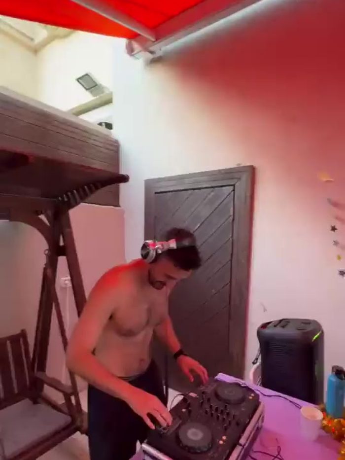 A packed floor during a DALELAD set
